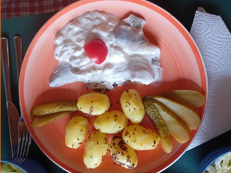 Heringsfilet in Sahnesauce mit Kümmel-Pellkartoffeln und Eisbergsalat - Rezept - Bild Nr. 2