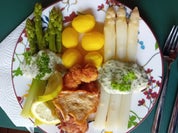 Spargelduo mit grüner Sauce Hollandaise, Mini-Knusperschnitzel und Drillingen - Rezept - Bild Nr. 2