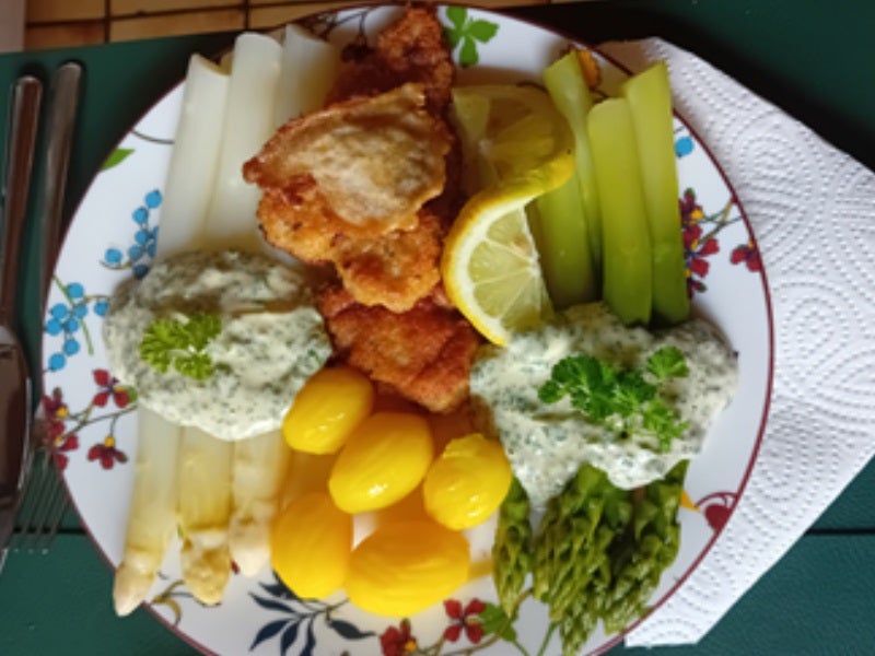 Rezept: Spargelduo mit grüner Sauce Hollandaise, Mini-Knusperschnitzel und Drillingen Bild Nr. 21 Spargelduo mit grüner Sauce Hollandaise, Mini-Knusperschnitzel und Drillingen - Rezept - Bild Nr. 21