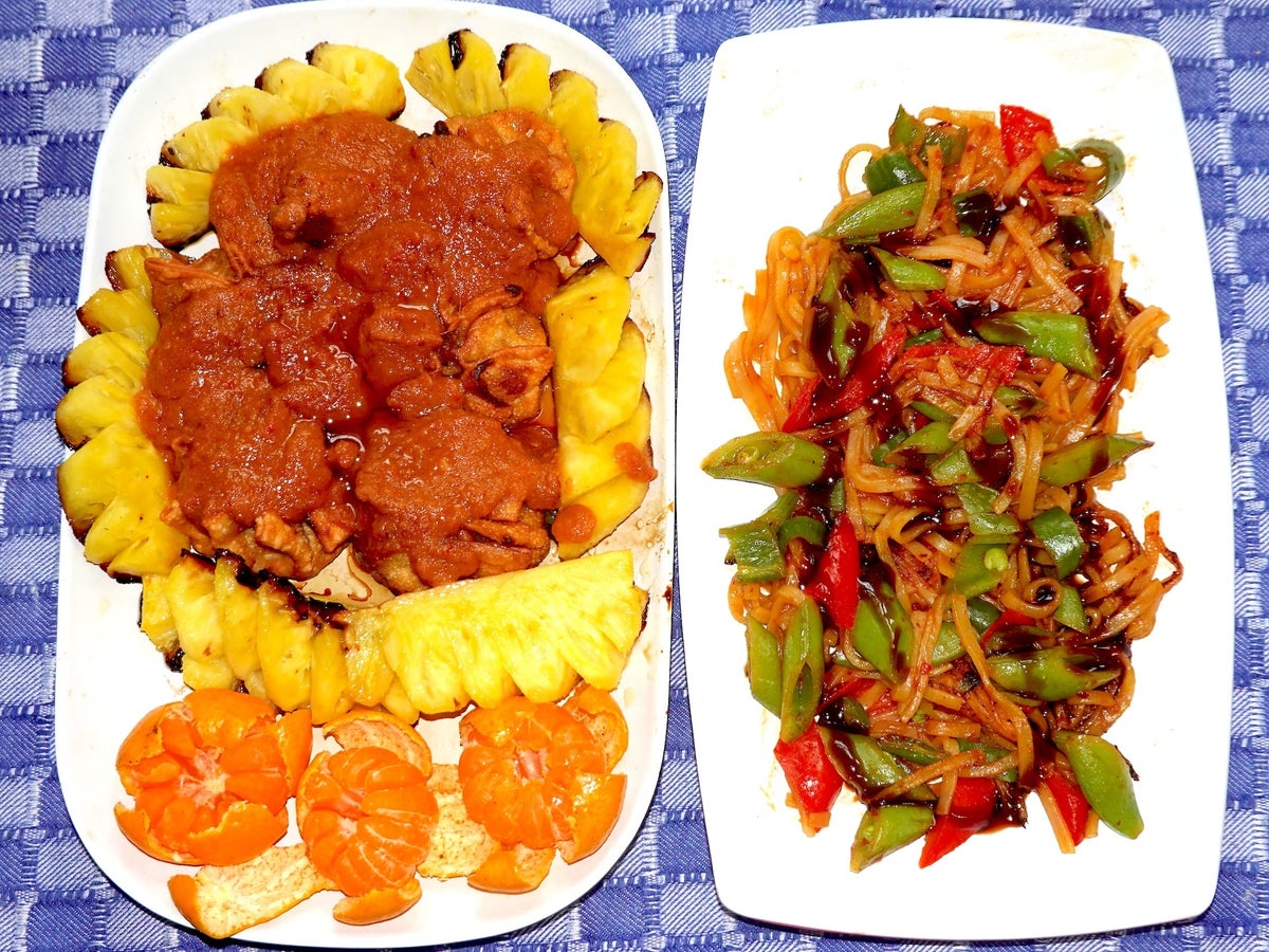 Rezept: Batagor mit karamellisierten Ananas und bunten Nudeln Bild Nr. 2 Batagor mit karamellisierten Ananas und bunten Nudeln - Rezept - Bild Nr. 2