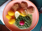 Würziger Rahmspinat mit gebratenen Schweinefiletschnitzelchen im Bier-Teig und Drillingen - Rezept - Bild Nr. 2