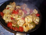 Käsetortellini mit Tomaten und Mandeloliven - Rezept