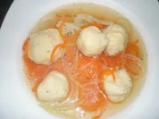 Bouillon mit Gemüse-spaghetti und Grieß-Klößchen - Rezept