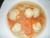 Bouillon mit Gemüse-spaghetti und Grieß-Klößchen - Rezept