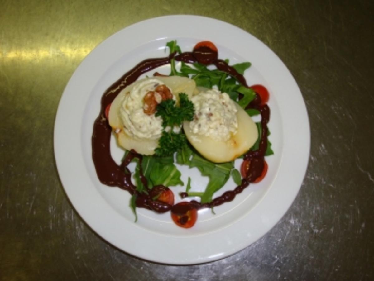 Birnenhälften mit Roquefortmousse auf Salatbett mit Schokodressing - Rezept
