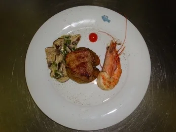 Rezept: Kalbsmedaillons mit Riesengarnele an gebratenen Shitakepilzen Kalbsmedaillons mit Riesengarnele an gebratenen Shitakepilzen - Rezept