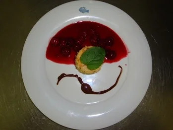 Rezept: "Kieler Hans" mit Schokofüllung an Kirschsoße "Kieler Hans" mit Schokofüllung an Kirschsoße - Rezept