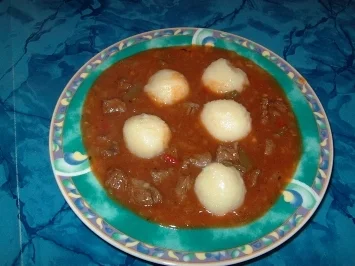 Rezept: Rindfleischtopf mit Mini-Knödelchen-Einlage Rindfleischtopf mit Mini-Knödelchen-Einlage - Rezept