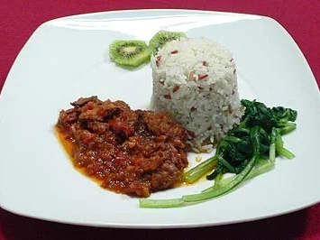 Rinderfilet in Tomatensoße mit Reis - "Mechado" - Rezept