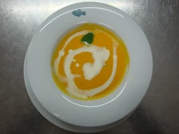 Orangen-Karottensuppe mit Mascarpone und grünem Pfeffer - Rezept