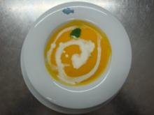 Orangen-Karottensuppe mit Mascarpone und grünem Pfeffer - Rezept
