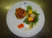 Rezept: Blätterteigquiche mit Zwiebeln, Muscheln und Garnelen an Salatbett Blätterteigquiche mit Zwiebeln, Muscheln und Garnelen an Salatbett - Rezept