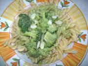 Nudeln mit grüner Brokkoli - Mandel - Sauce - Rezept