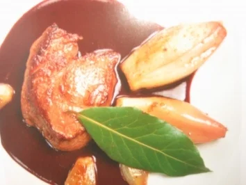 Schweinsfiletmedaillons an Saanensenf - Sauce mit glacierten Schalotten - Rezept