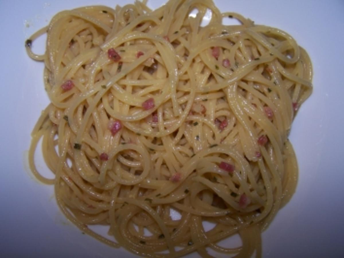 Spaghetti alla carbonara - Spaghetti mit Speck-Sahnesauce - Rezept