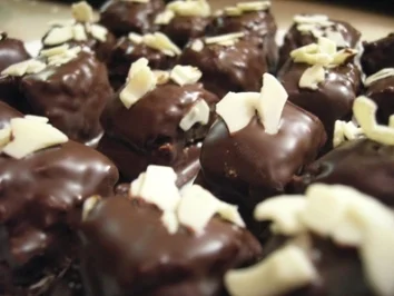 Pralinen: Nougat-Marzipan-Knusper Würfel - Rezept