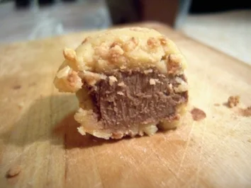 Pralinen: Nougat-Marzipan-Knusper Würfel - Rezept