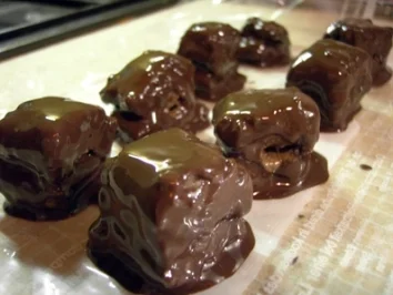 Pralinen: Nougat-Marzipan-Knusper Würfel - Rezept