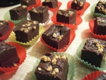 Pralinen: Cremig und knusprig in einem Würfel - Rezept