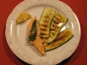 Lachsfilet mit gegrillten Zucchinischeiben - Rezept