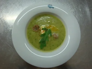 Raukesuppe mit Lammhackbällchen und Ziegenkäseklößchen - Rezept