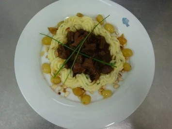 Hirschragout an Kartoffelpüree und karamellisierten Weintrauben - Rezept