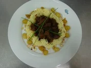 Hirschragout an Kartoffelpüree und karamellisierten Weintrauben - Rezept