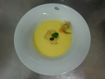 Rezept: Mangosuppe mit Vanilletortellini Mangosuppe mit Vanilletortellini - Rezept