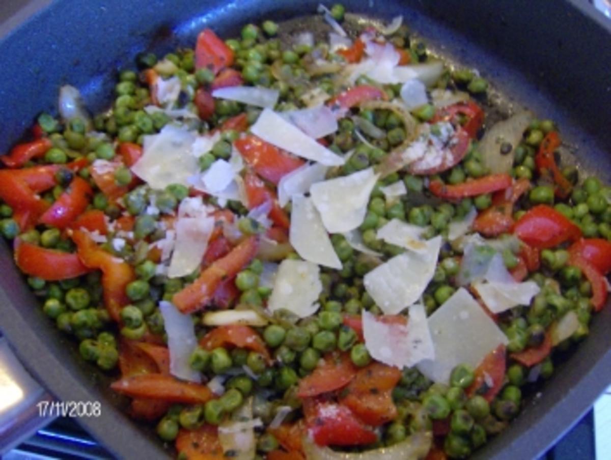 Erbsen-Paprika-Gemüse mit Parmesan - Rezept