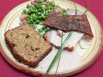 Krustenbraten mit Zimt-Sahnesoße, Semmeltorte und böhmischen Erbsen - Rezept