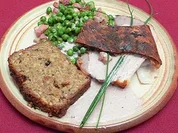 Krustenbraten mit Zimt-Sahnesoße, Semmeltorte und böhmischen Erbsen - Rezept
