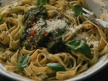 Bandnudeln mit scharfem Pesto - Rezept