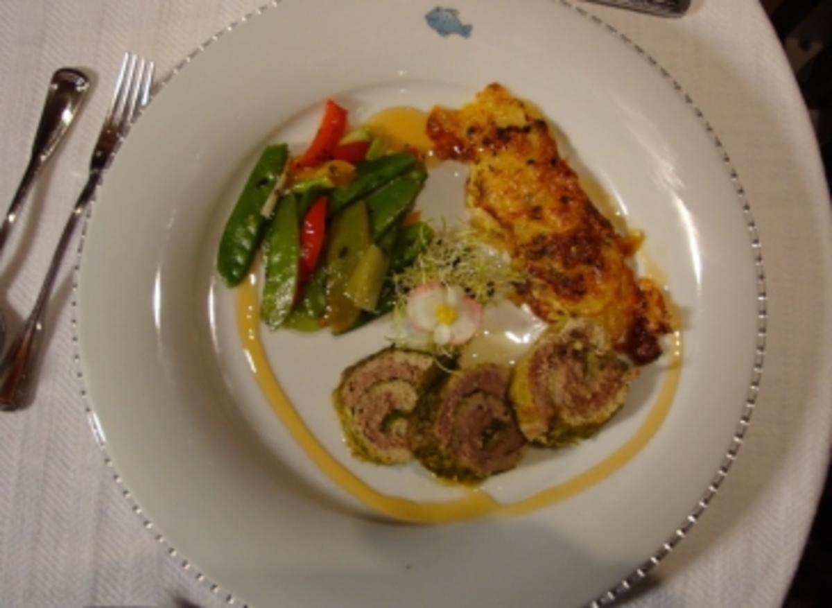 Kalbsfleisch-Wirsing-Involtini mit Kartoffelgratin an Paprika und Erbsen - Rezept