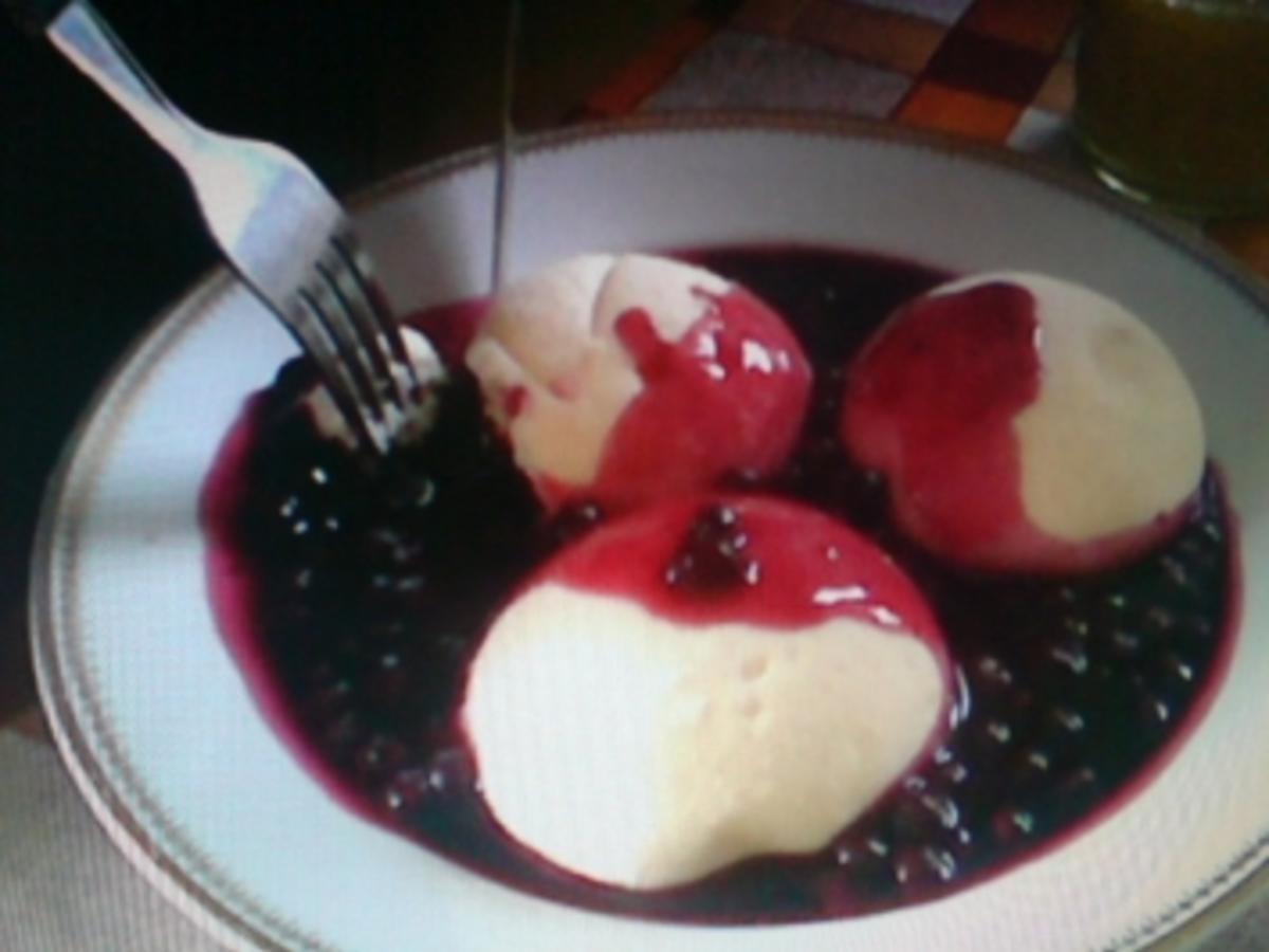 Hefeklöße mit Blaubeeren - Rezept mit Bild - kochbar.de