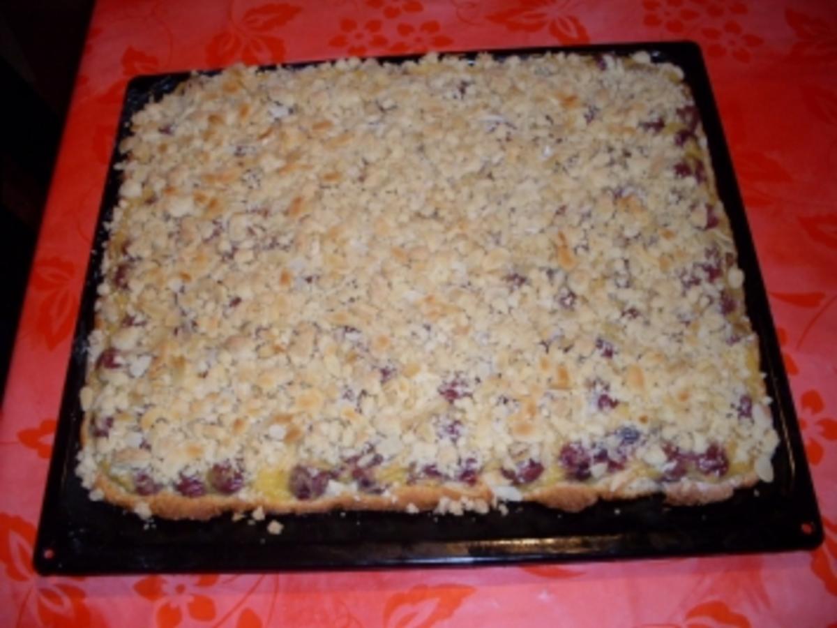 Vanille-Kirsch-Kuchen mit Mandelstreuseln - Rezept - kochbar.de