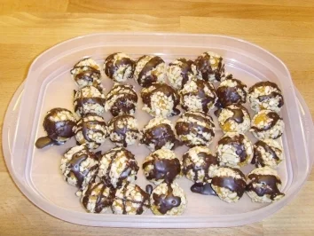 Rezept: Aprikosenbällchen...mit Mandeln und Schokolade.... Aprikosenbällchen...mit Mandeln und Schokolade.... - Rezept