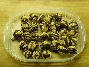 Rezept: Aprikosenbällchen...mit Mandeln und Schokolade.... Aprikosenbällchen...mit Mandeln und Schokolade.... - Rezept