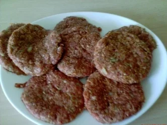 Rezept: Hacksteaks mit Champignons und Sauce Hollandaise Hacksteaks mit Champignons und Sauce Hollandaise - Rezept