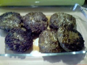 Rezept: Hacksteaks mit Champignons und Sauce Hollandaise Hacksteaks mit Champignons und Sauce Hollandaise - Rezept