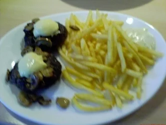 Rezept: Hacksteaks mit Champignons und Sauce Hollandaise Hacksteaks mit Champignons und Sauce Hollandaise - Rezept