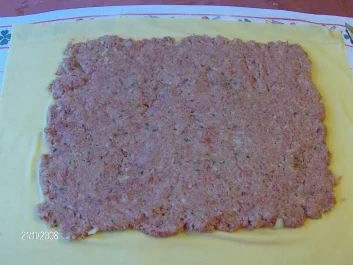 Rezept: Rinderbrühe mit Hackfleischstrudel Rinderbrühe mit Hackfleischstrudel - Rezept