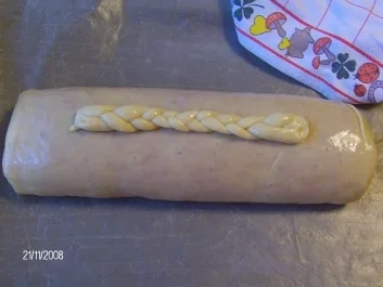 Rezept: Rinderbrühe mit Hackfleischstrudel Rinderbrühe mit Hackfleischstrudel - Rezept