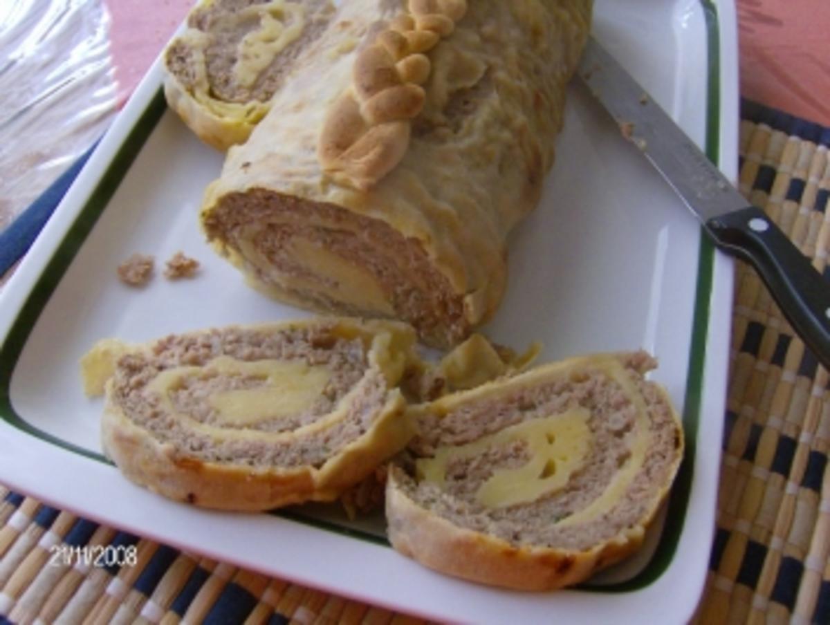 Rinderbruhe Mit Hackfleischstrudel Rezept Kochbar De