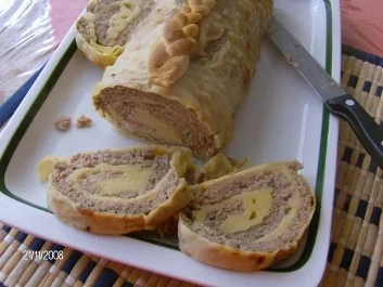 Rezept: Rinderbrühe mit Hackfleischstrudel Rinderbrühe mit Hackfleischstrudel - Rezept
