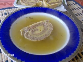 Rezept: Rinderbrühe mit Hackfleischstrudel Rinderbrühe mit Hackfleischstrudel - Rezept