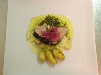 In Spätburgunder pochiertes Kalbsfilet an Sauce Café de Paris und Kartoffeln - Rezept