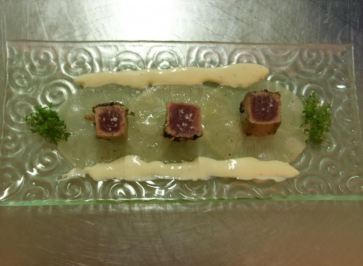 Tunfisch-Sashimi in Sechuanpfeffer auf schwarzem Rettichcarpaccio - Rezept