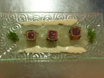 Tunfisch-Sashimi in Sechuanpfeffer auf schwarzem Rettichcarpaccio - Rezept