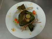 Tomaten-Sahne-Spaghetti mit Scampi und Zander im Bananenblatt gebacken - Rezept