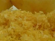 Schichttorte mit Orangencreme und Safranstreusel - Rezept